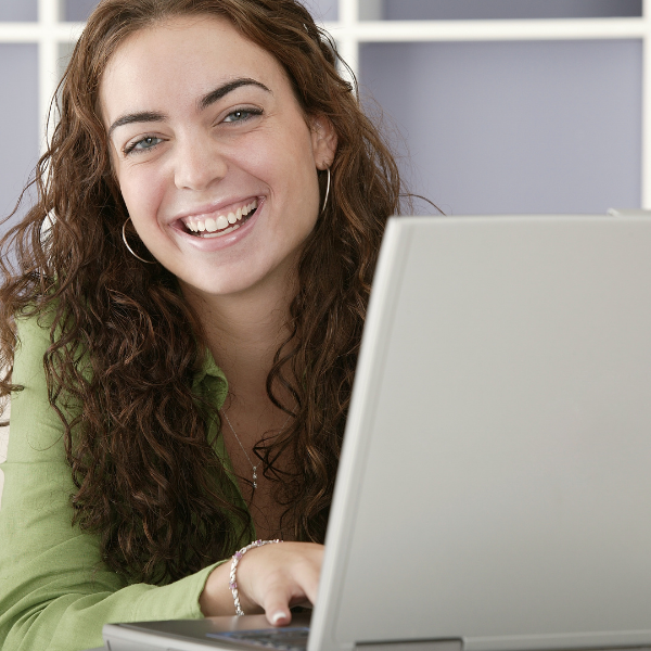 Werken achter laptop